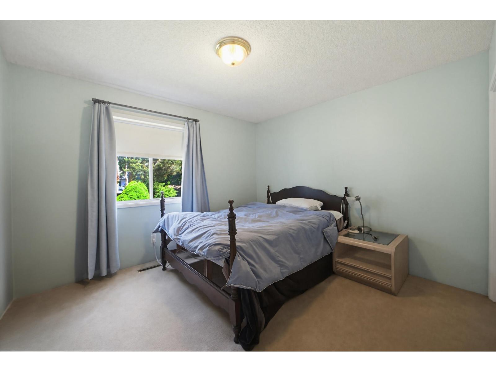 House in Surrey - Image 32