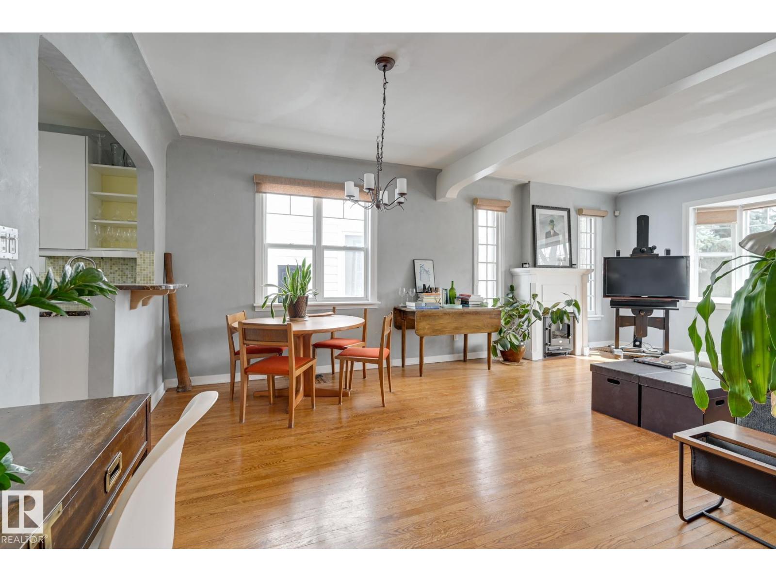 10038 88 AV NW - 15