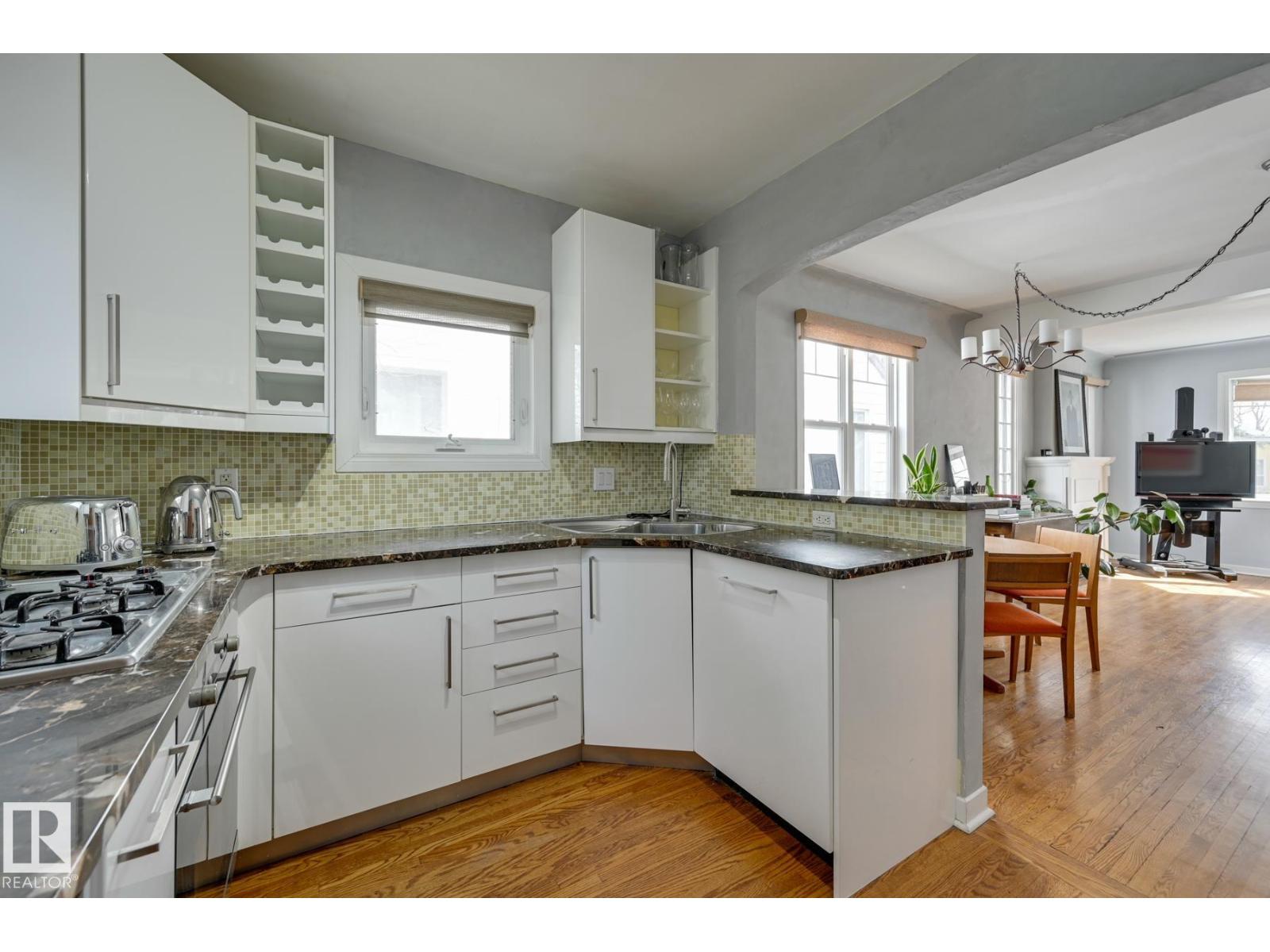 10038 88 AV NW - 16