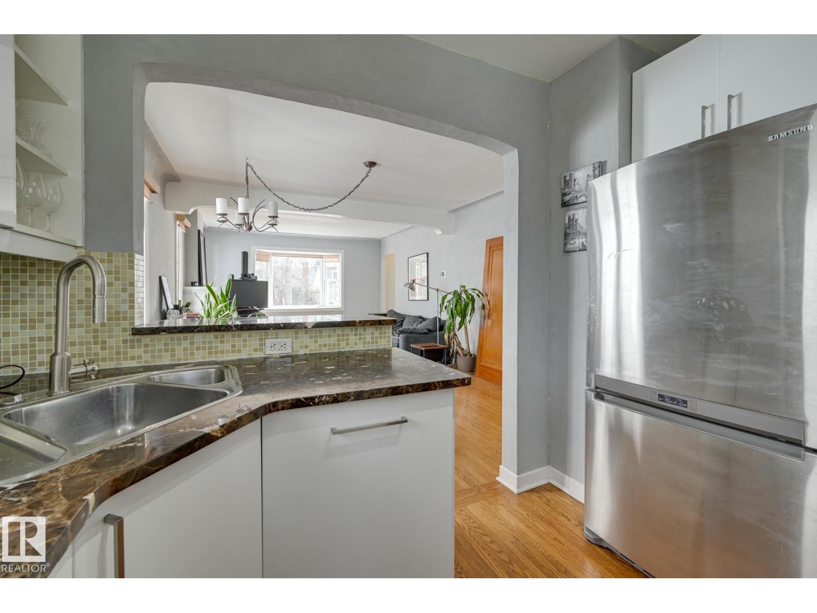 10038 88 AV NW - 17