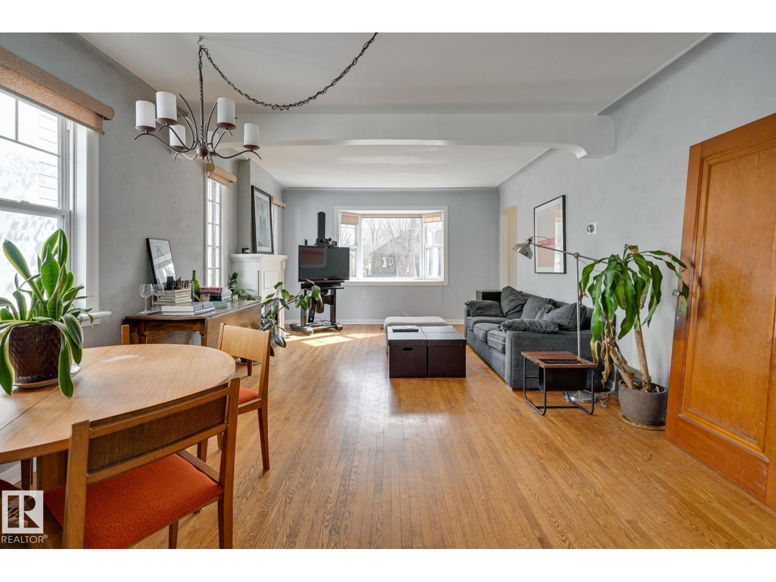 10038 88 AV NW - 19