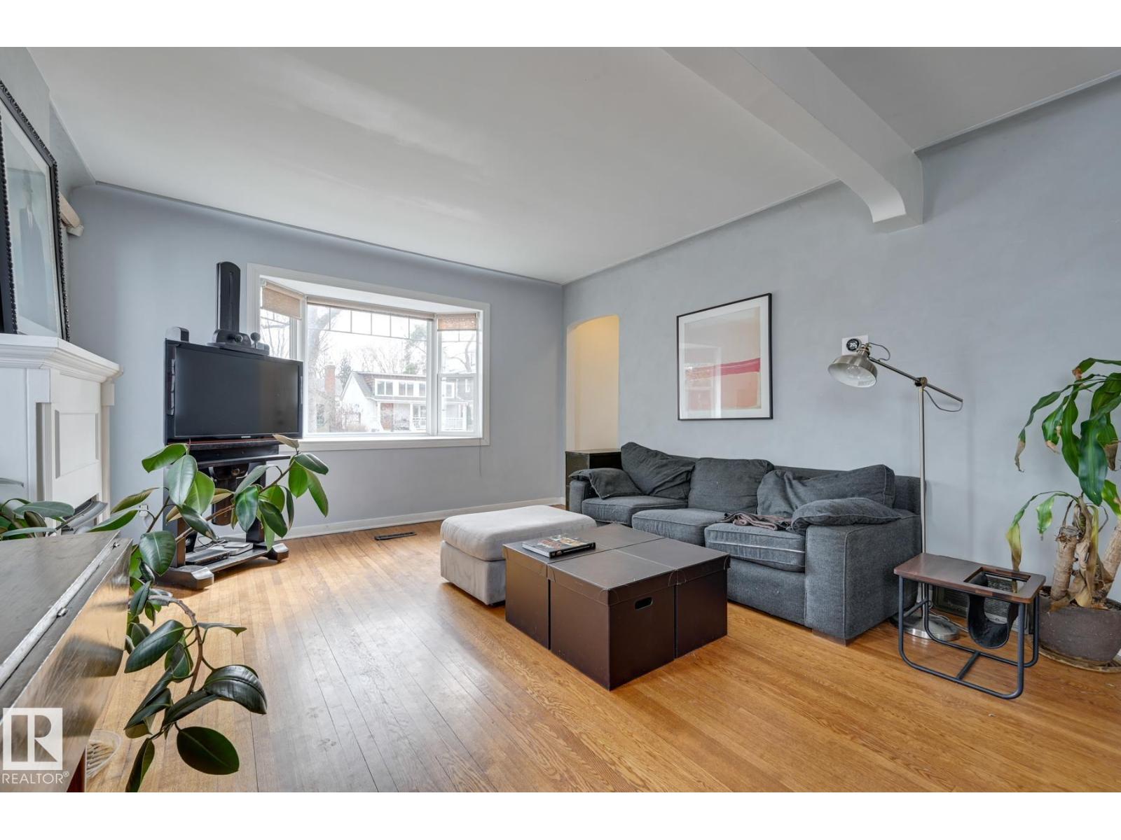 10038 88 AV NW - Image 2