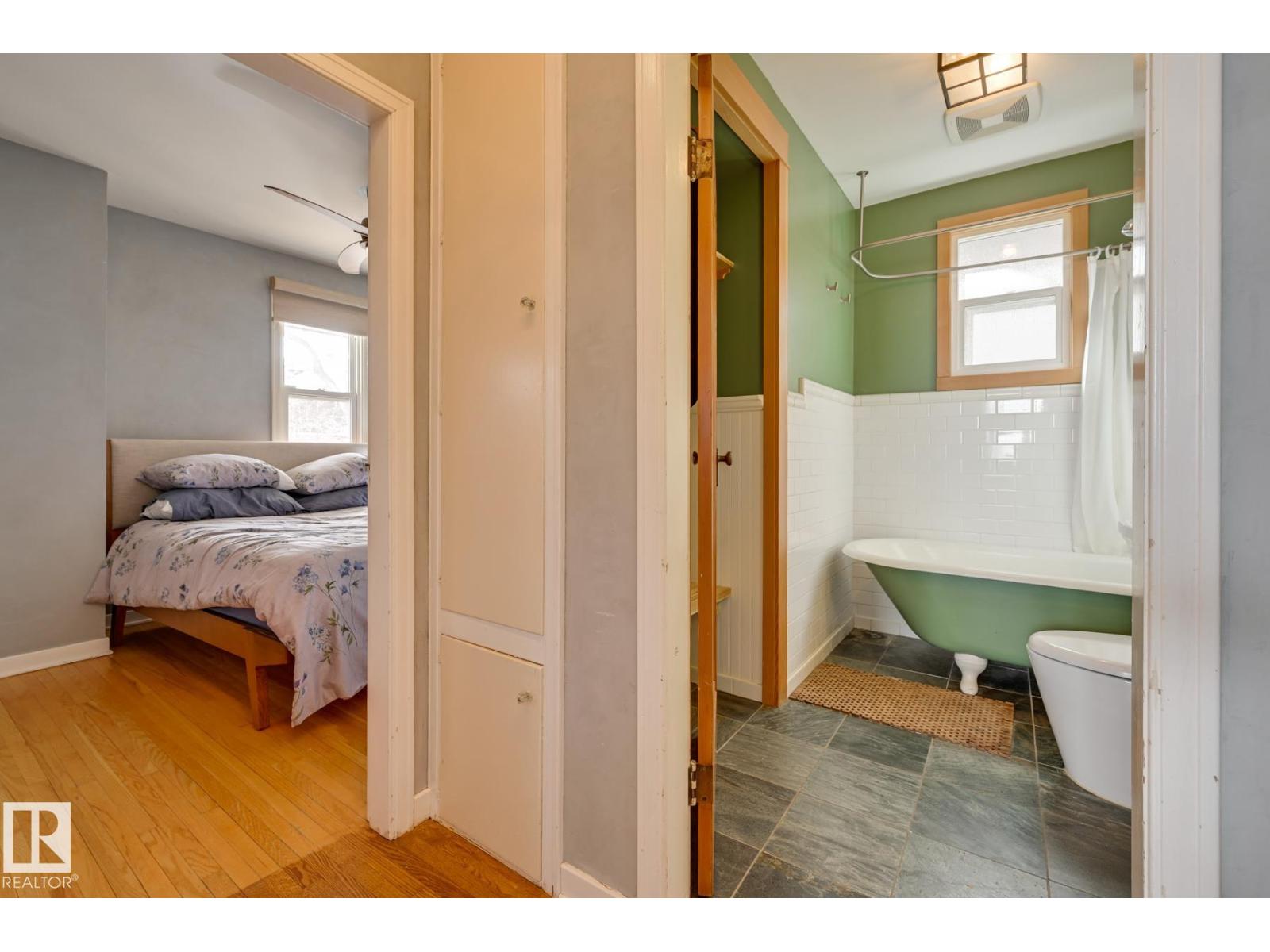 10038 88 AV NW - 20