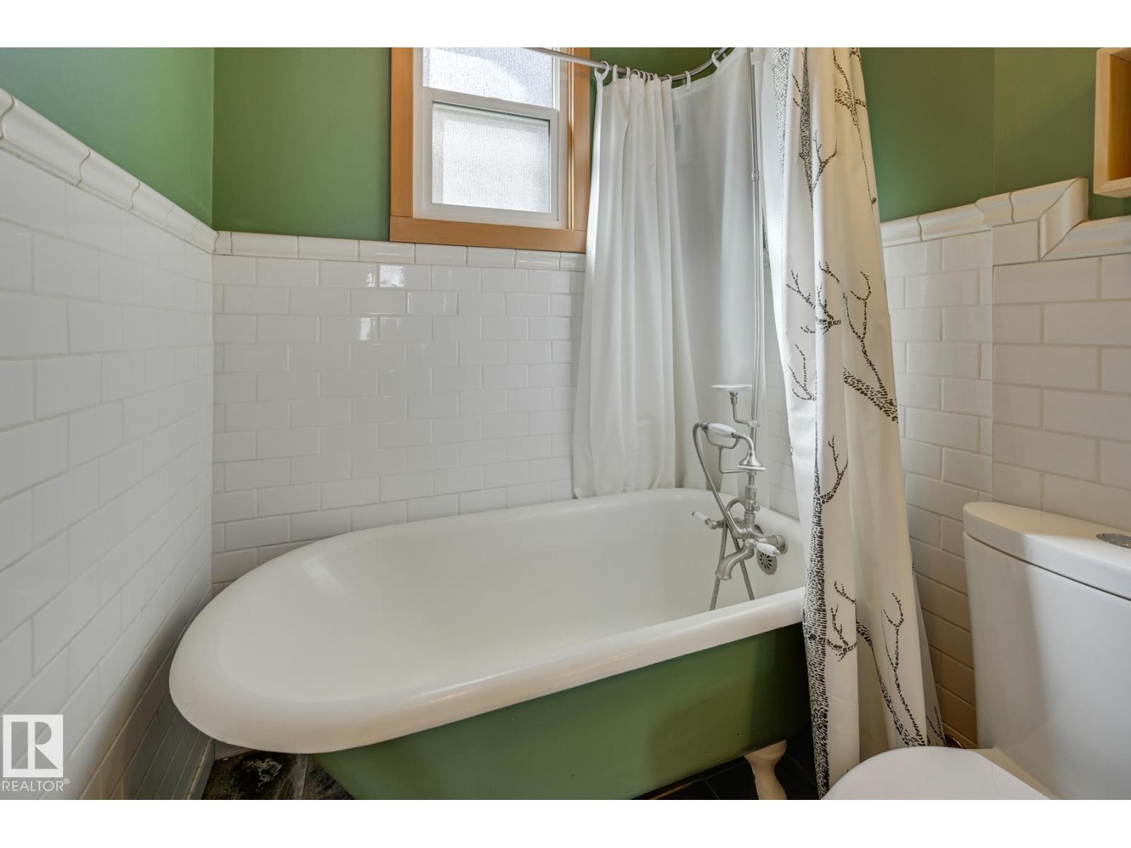 10038 88 AV NW - 21