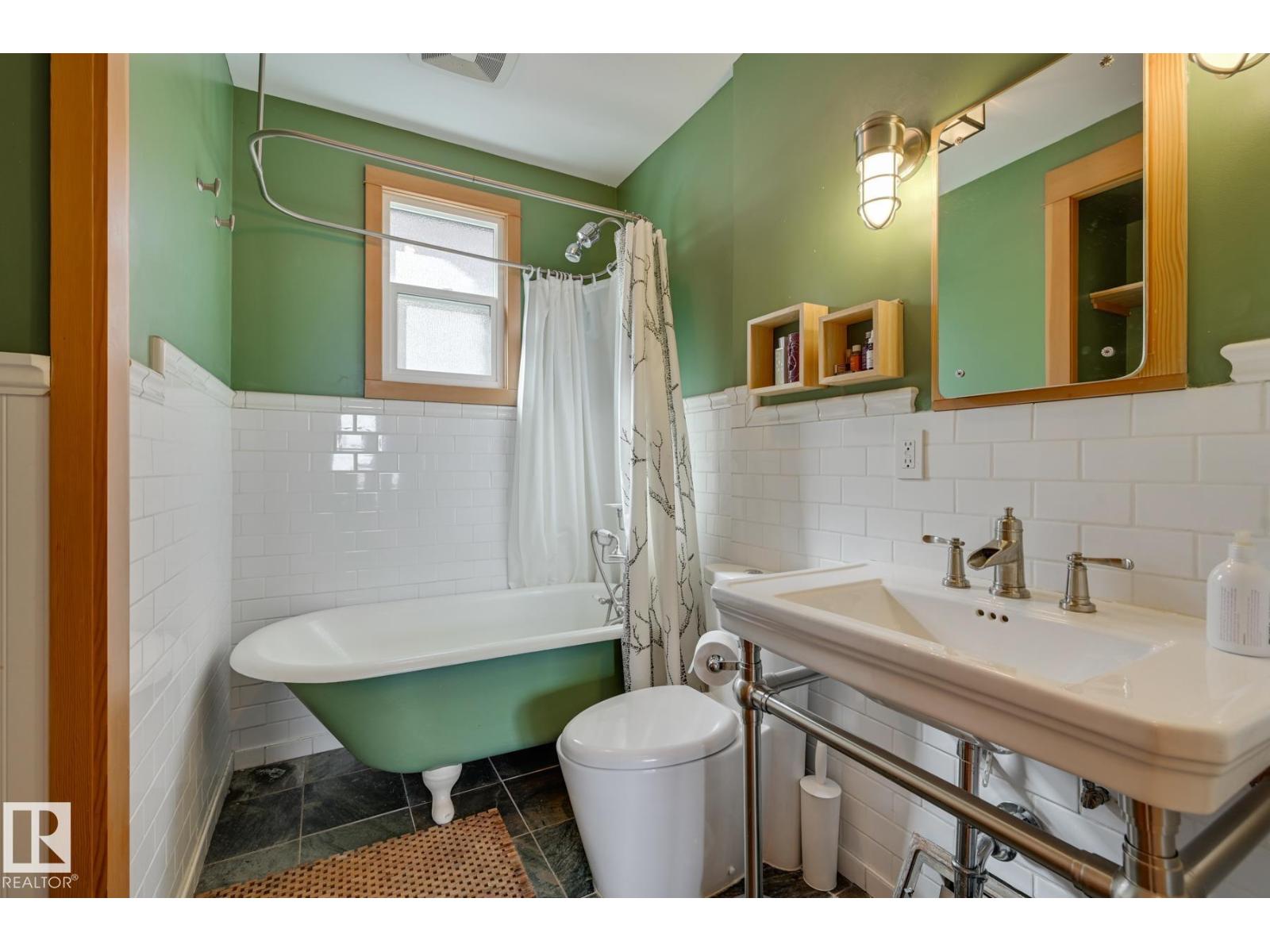 10038 88 AV NW - 22