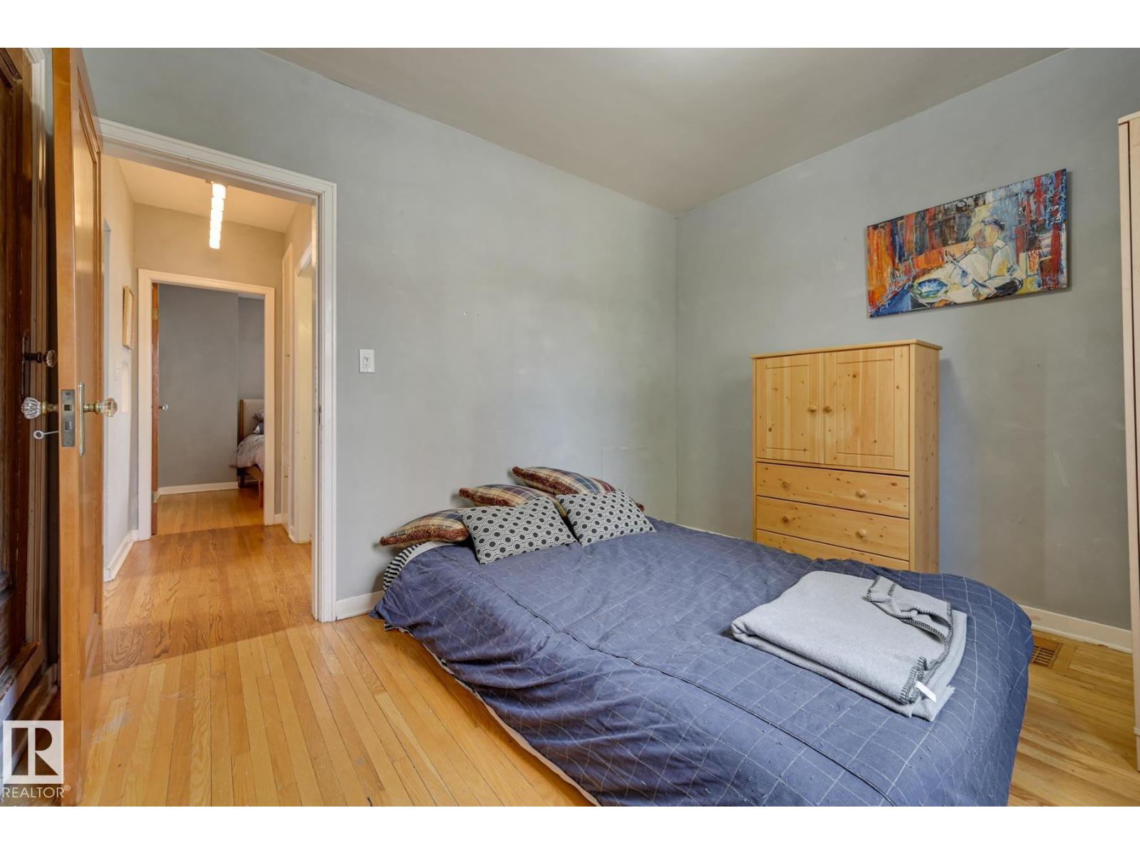 10038 88 AV NW - 23