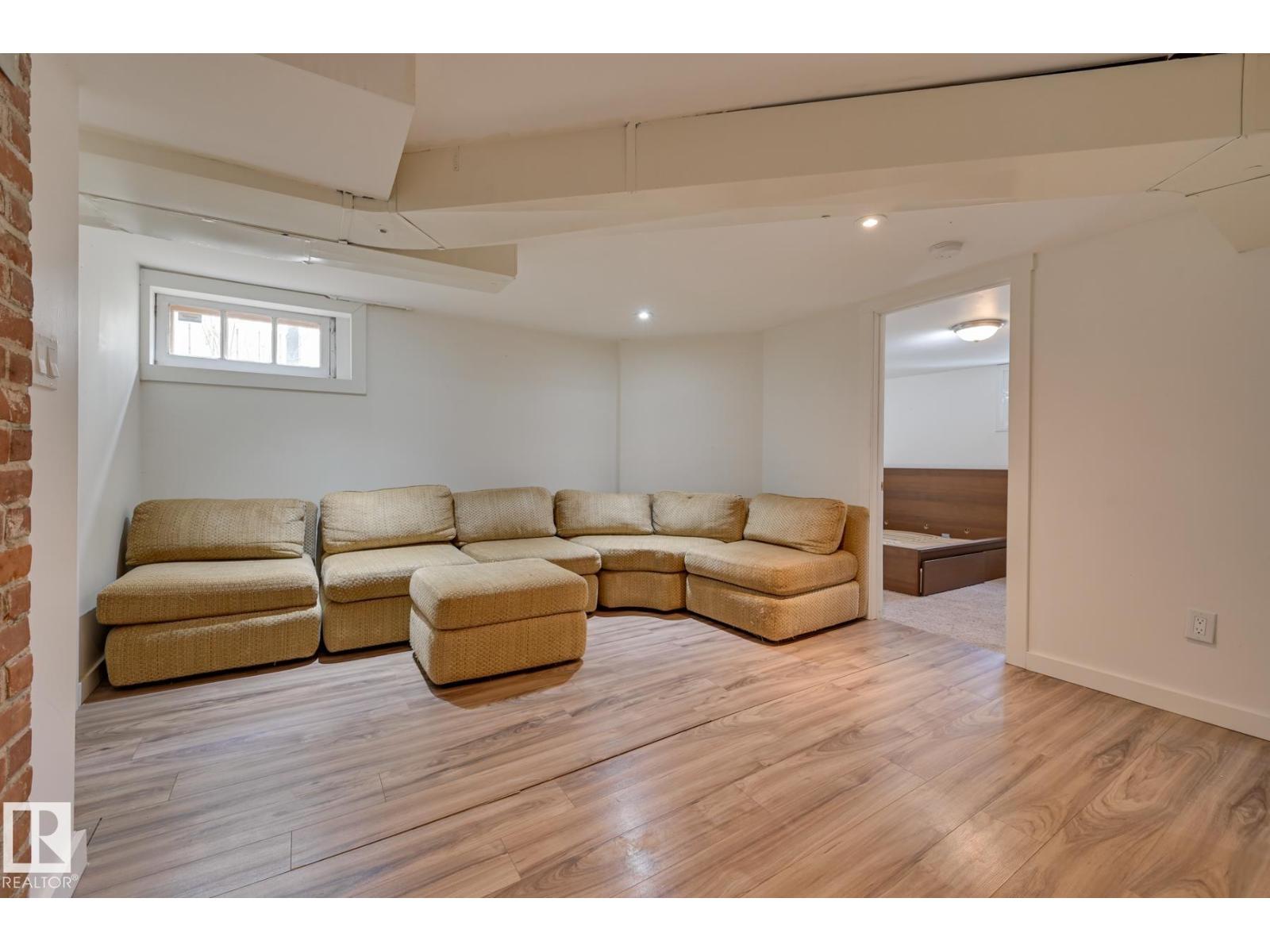 10038 88 AV NW - 29