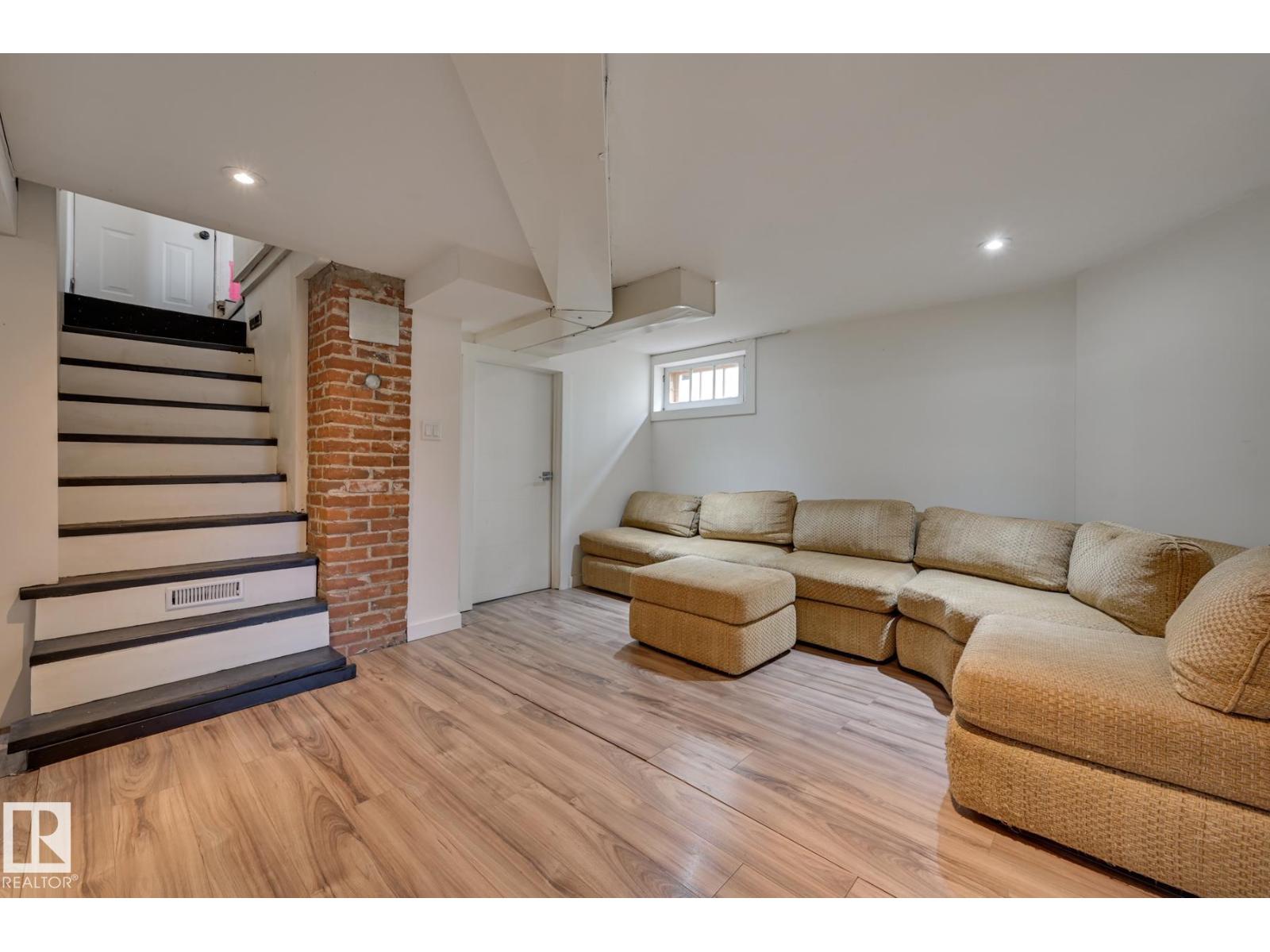 10038 88 AV NW - 30