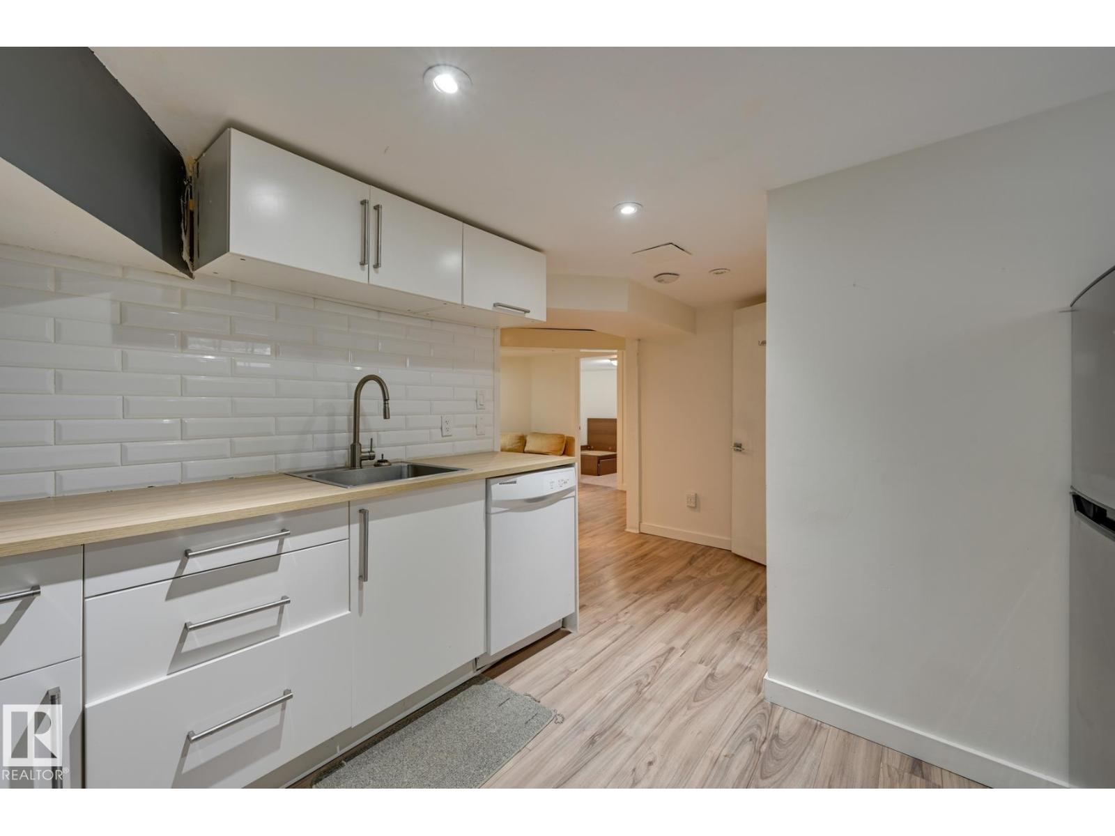 10038 88 AV NW - 31