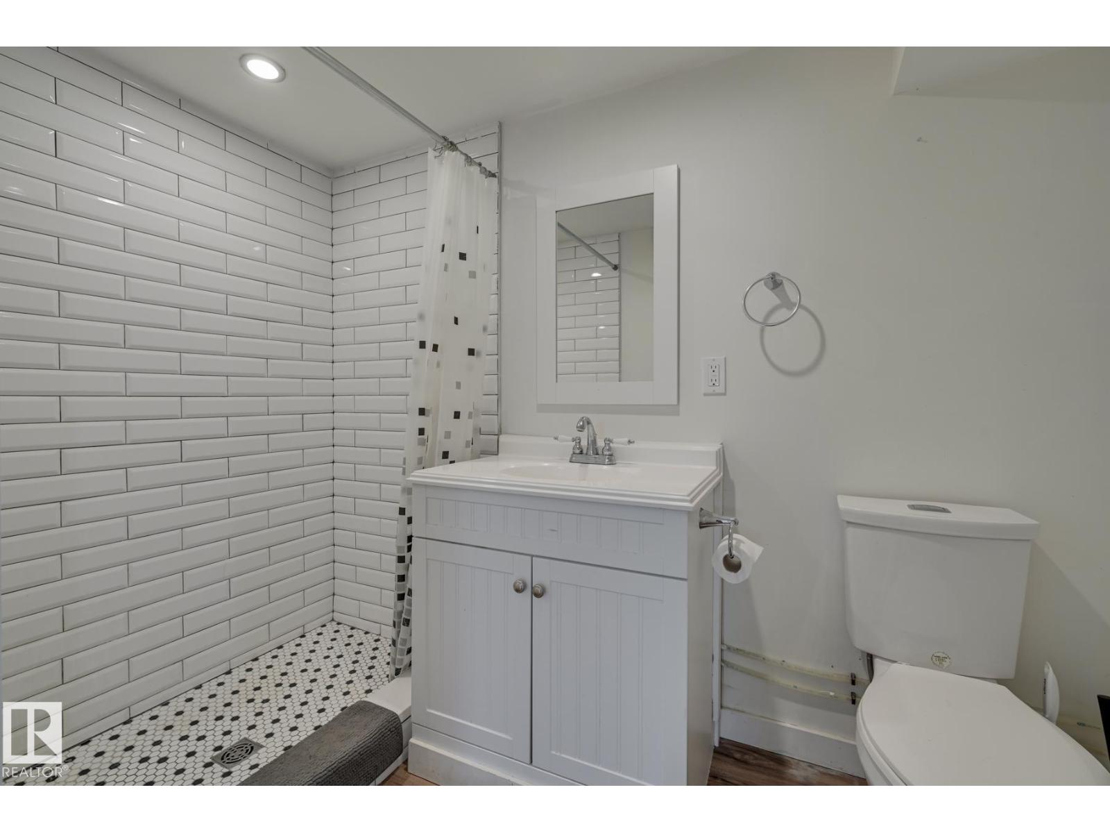 10038 88 AV NW - 35