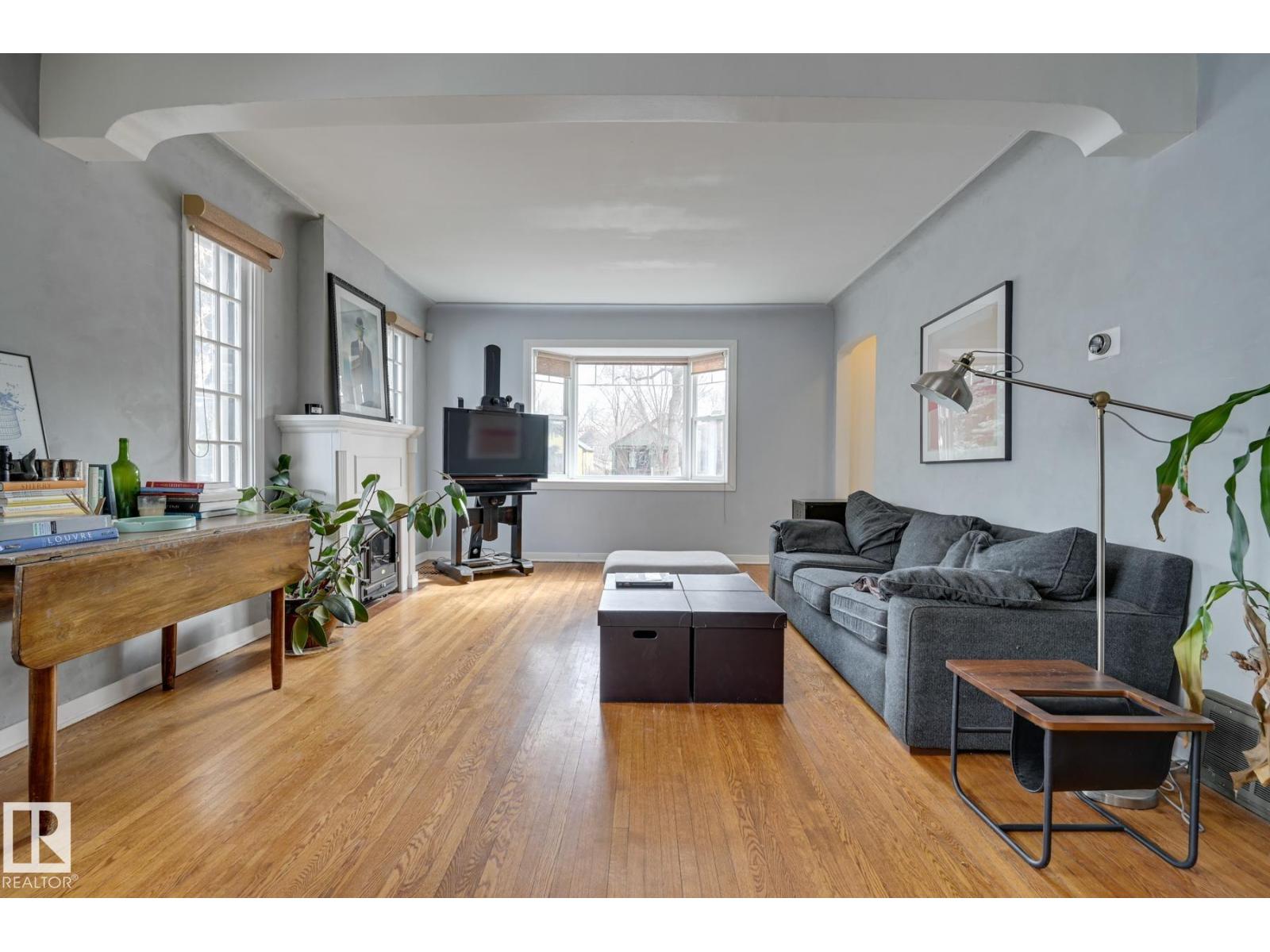 10038 88 AV NW - 7