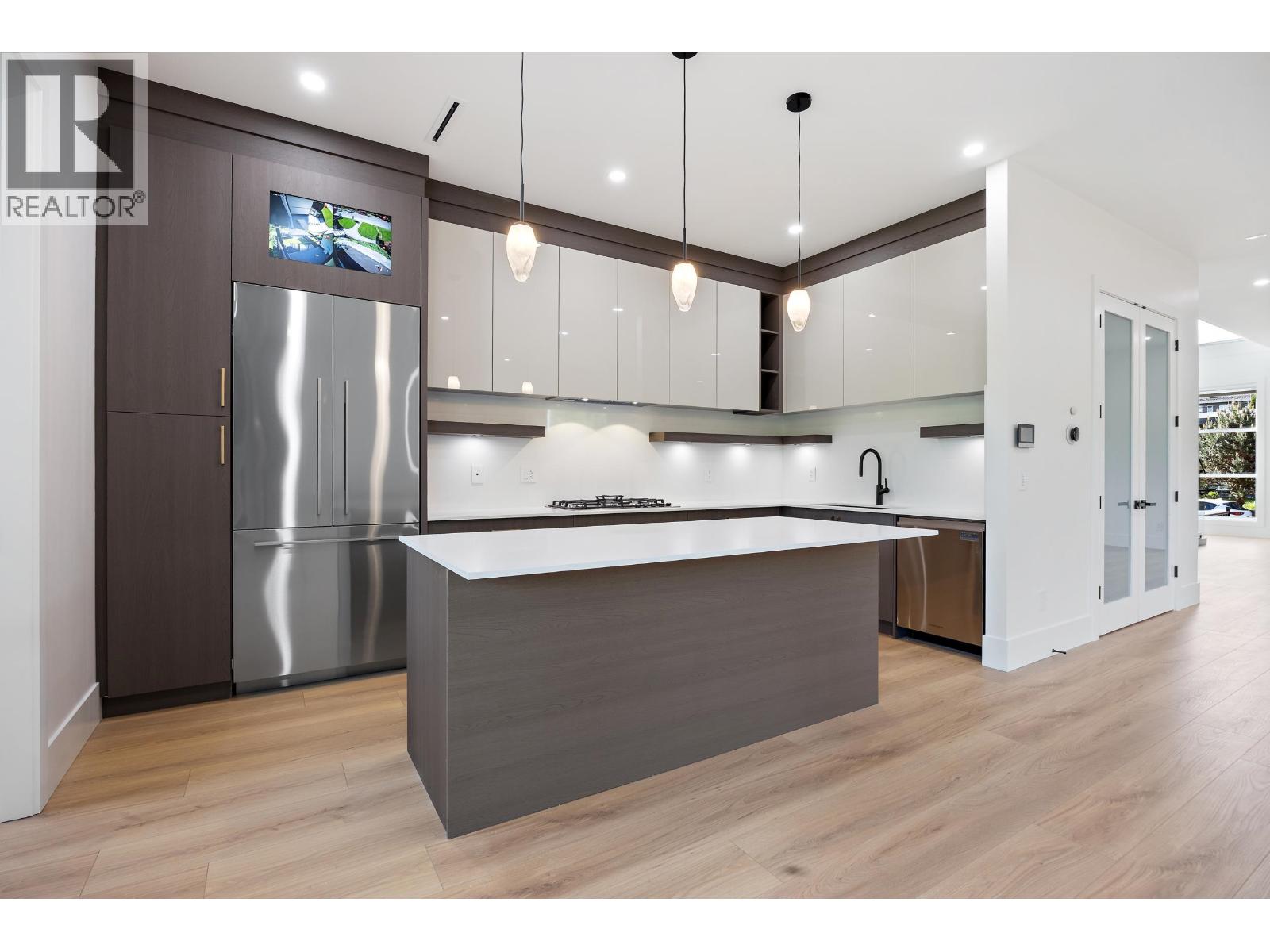 2 6037 SERVICE STREET — photo 2