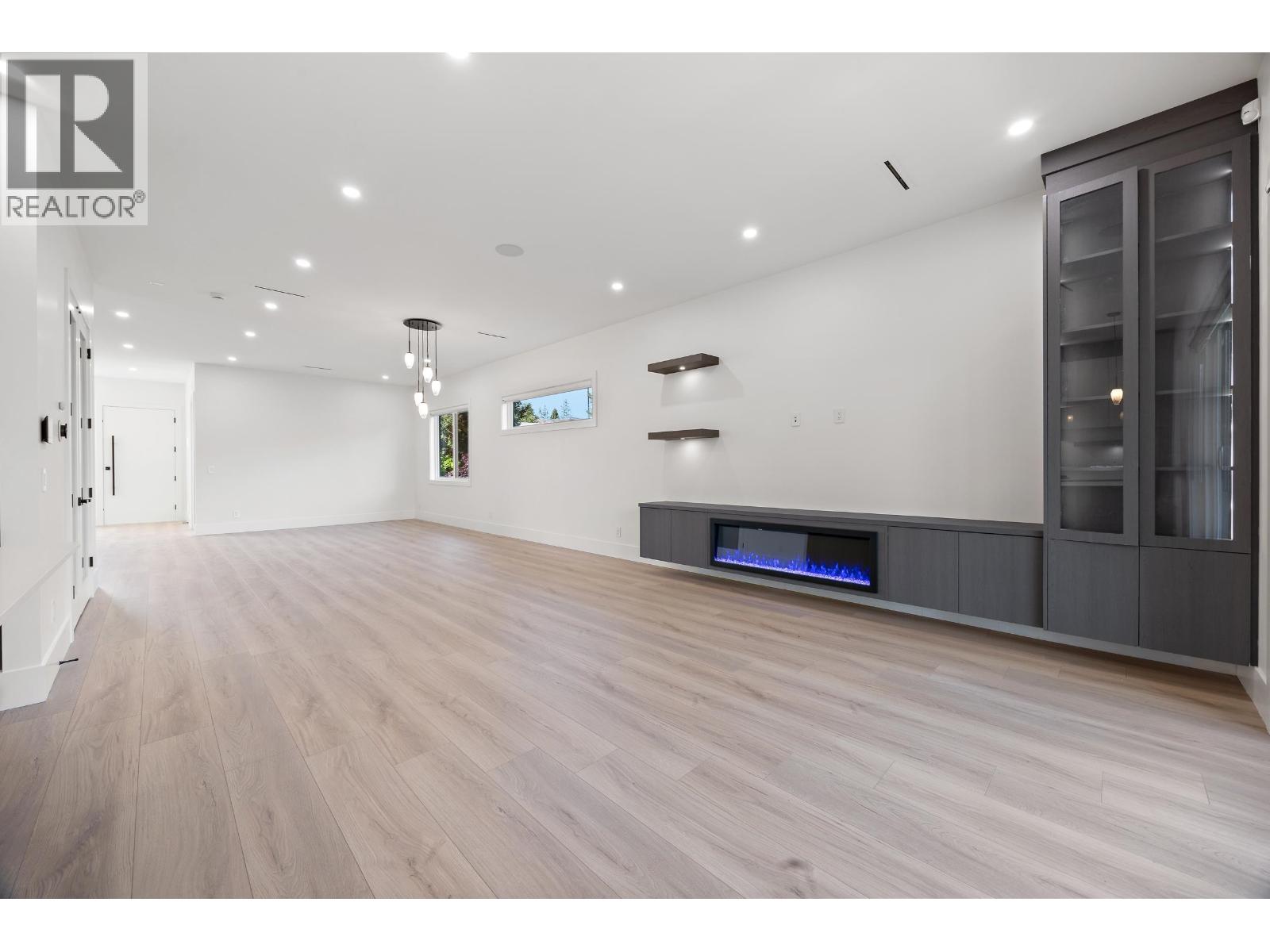 2 6037 SERVICE STREET, Burnaby