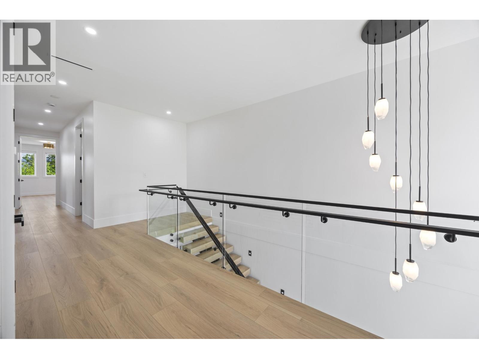 2 6037 SERVICE STREET, Burnaby
