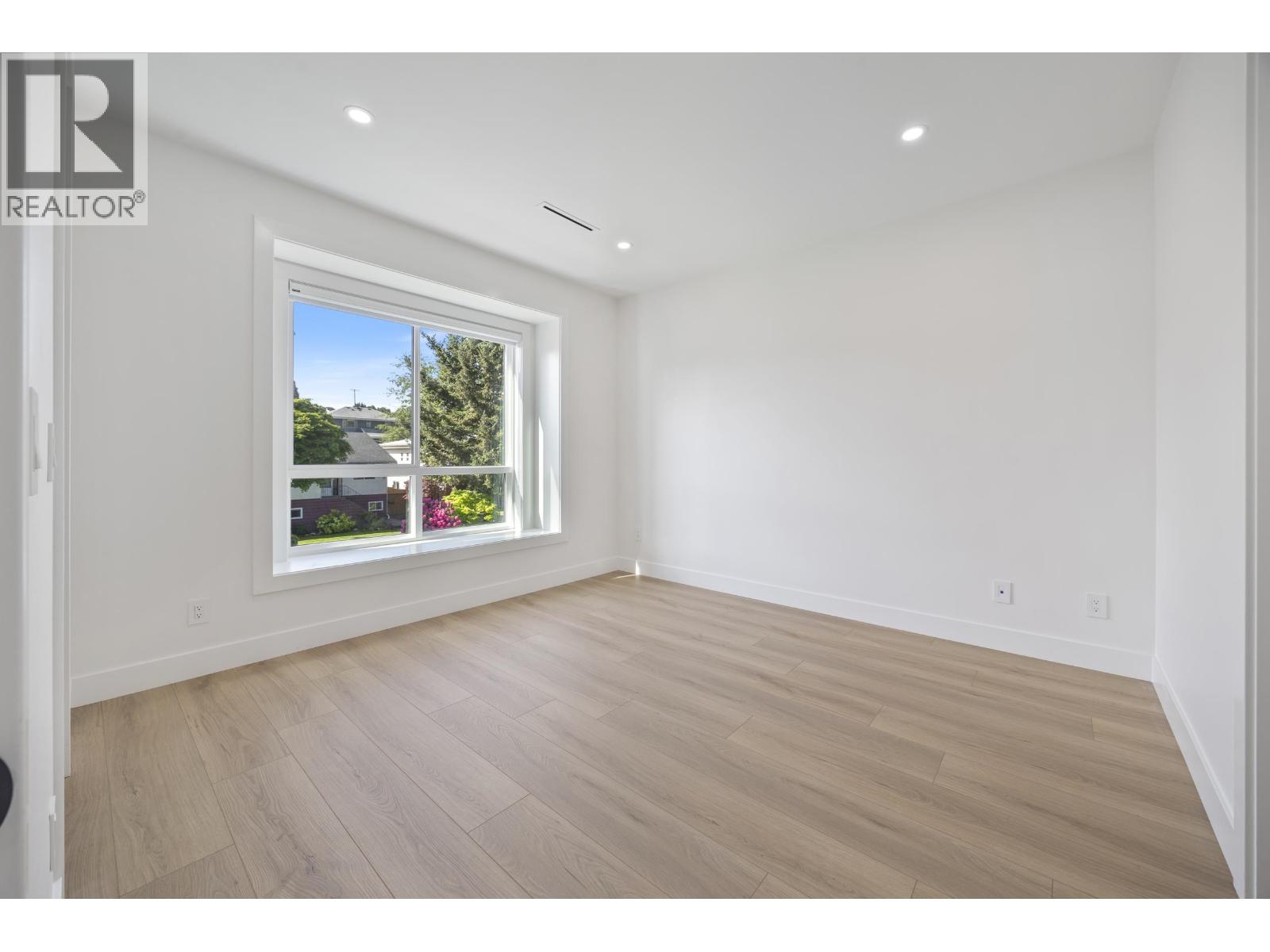 2 6037 SERVICE STREET, Burnaby