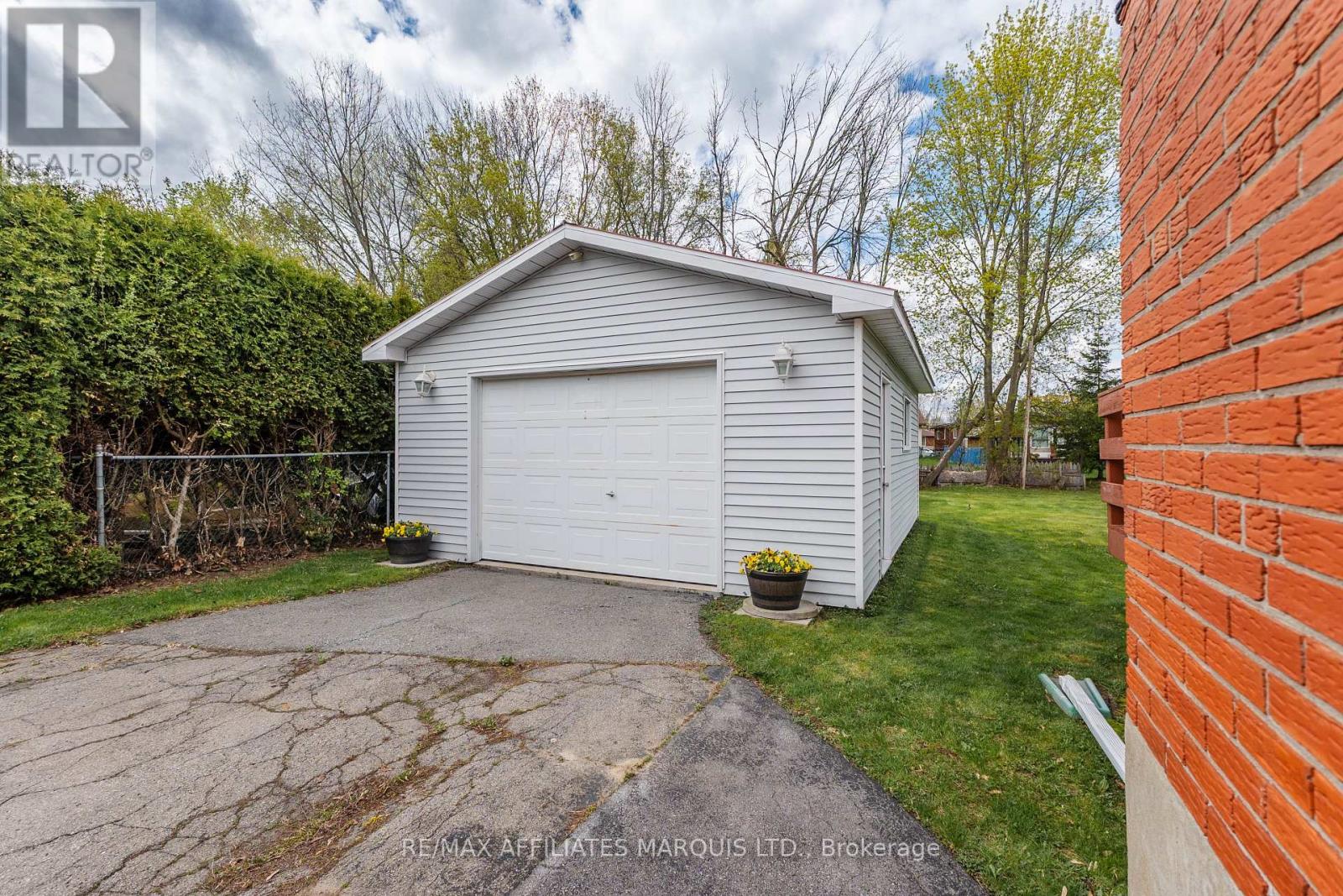 1009 LEONARD AVENUE - 34
