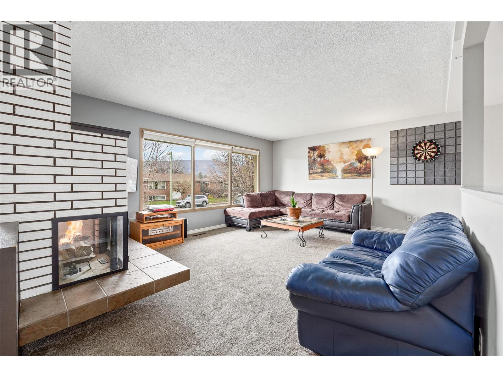 1394 Lombardy Square - 3