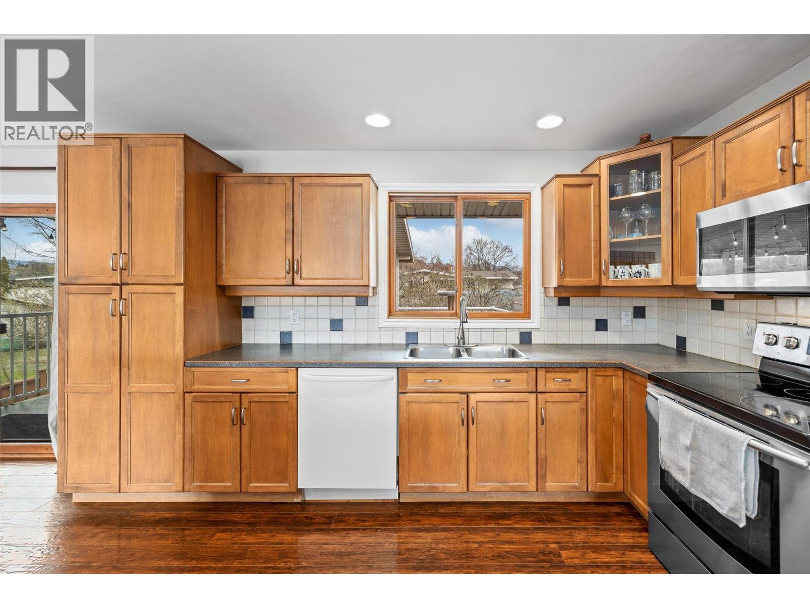 1394 Lombardy Square - 10