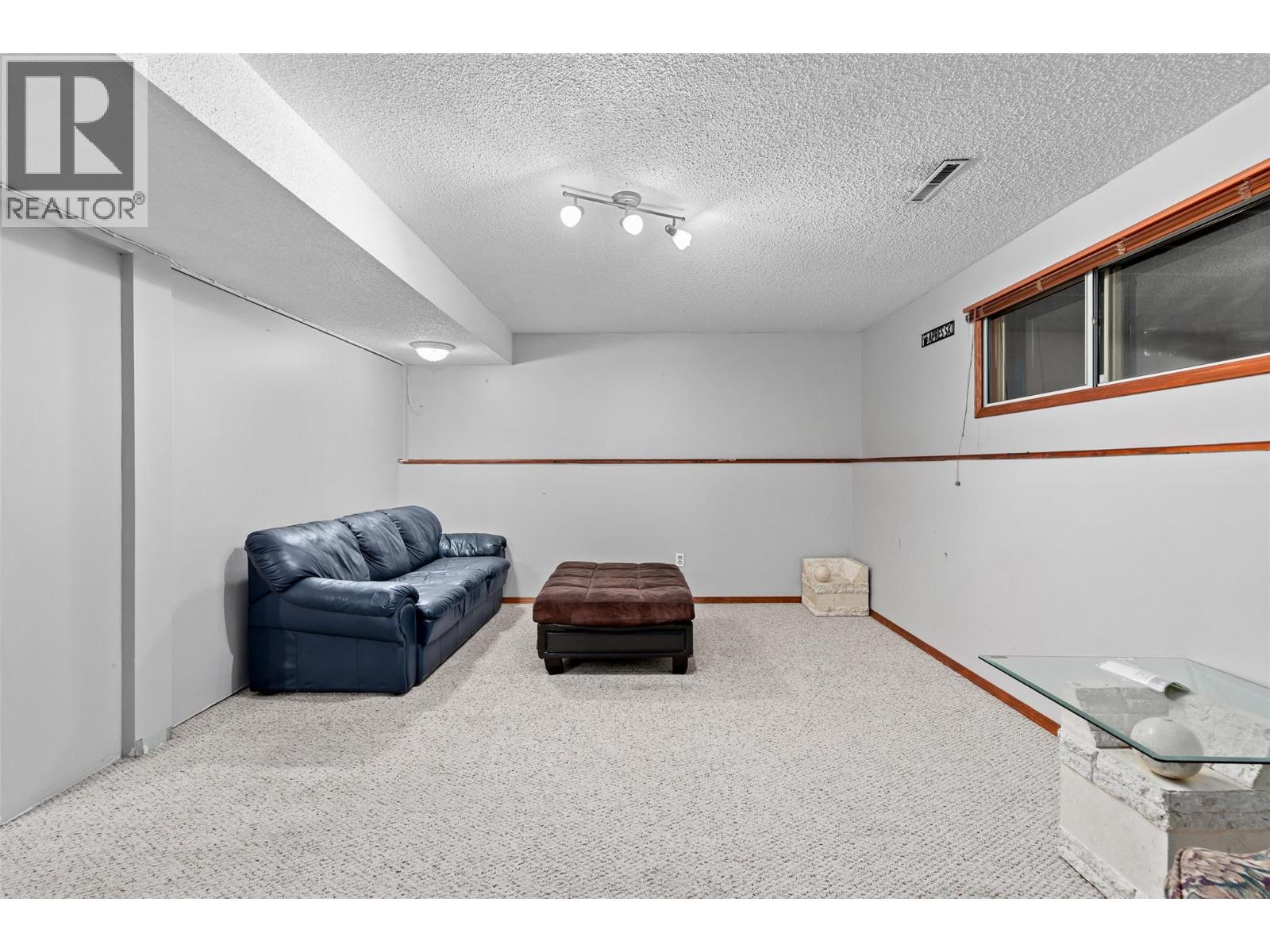  1394 Lombardy Square, Kelowna