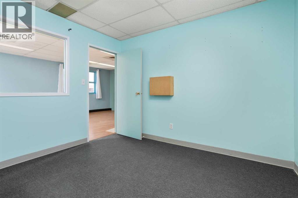 5038 49 Street — photo 8