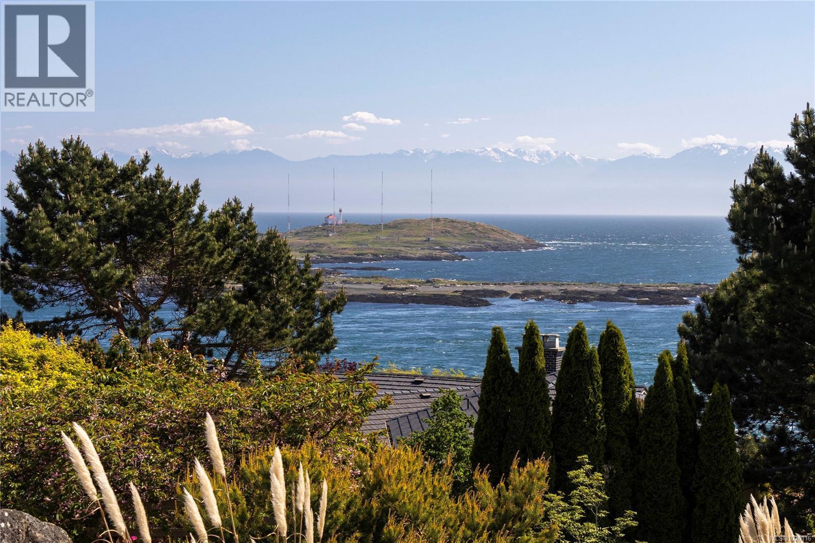  408 Newport Avenue, Oak Bay