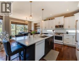 Full bathroom - 943 Riverview Place, Castlegar, BC V1N4L1 Photo 9