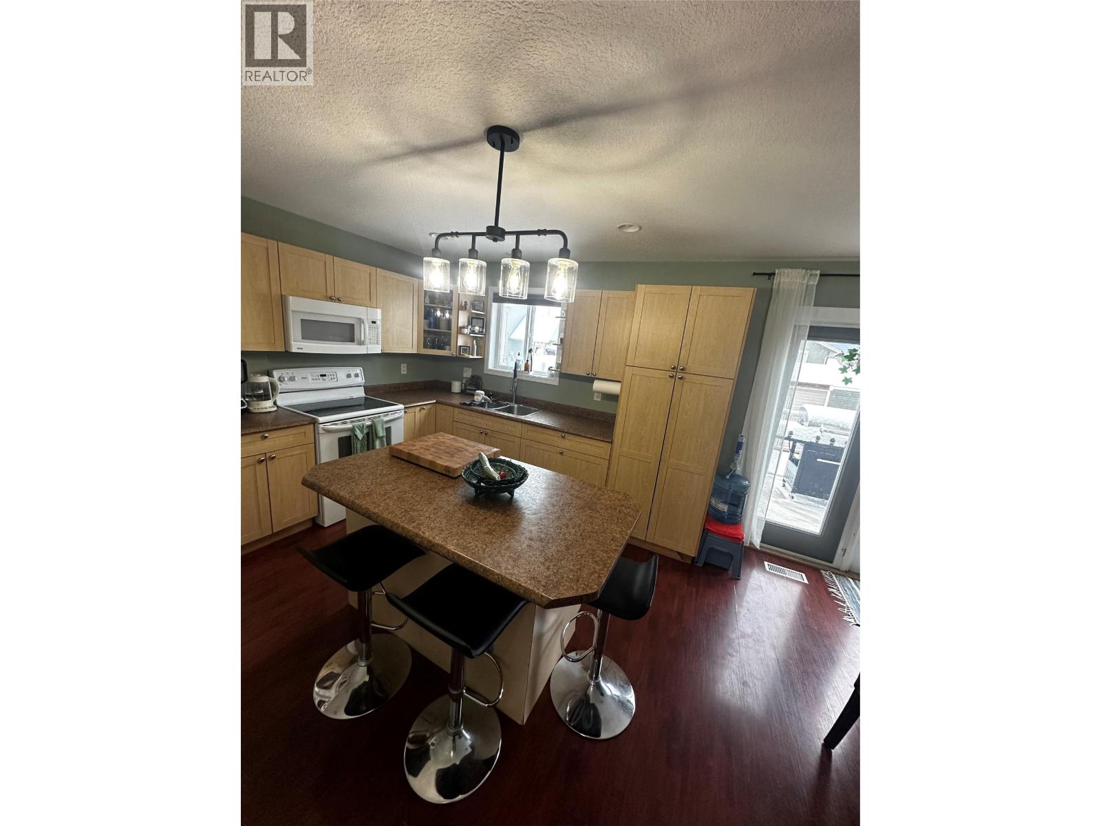 5213 40 ST NE Street, Chetwynd
