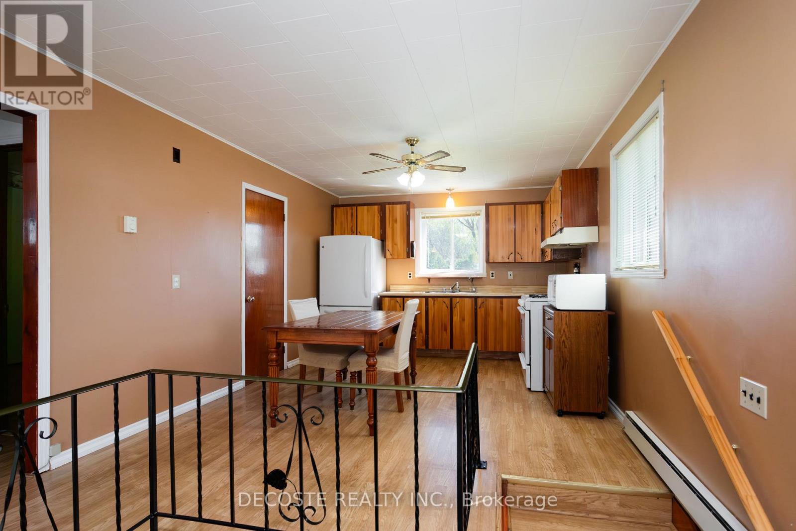 429 DOMINION STREET S - 4