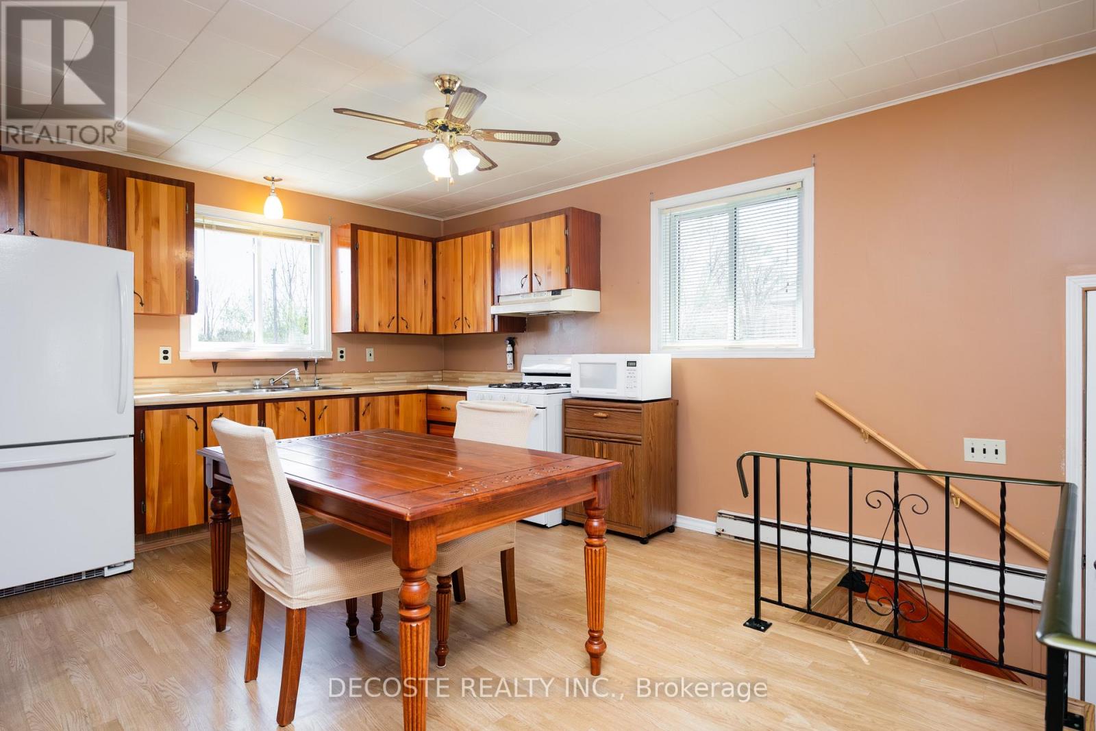 429 DOMINION STREET S - 6