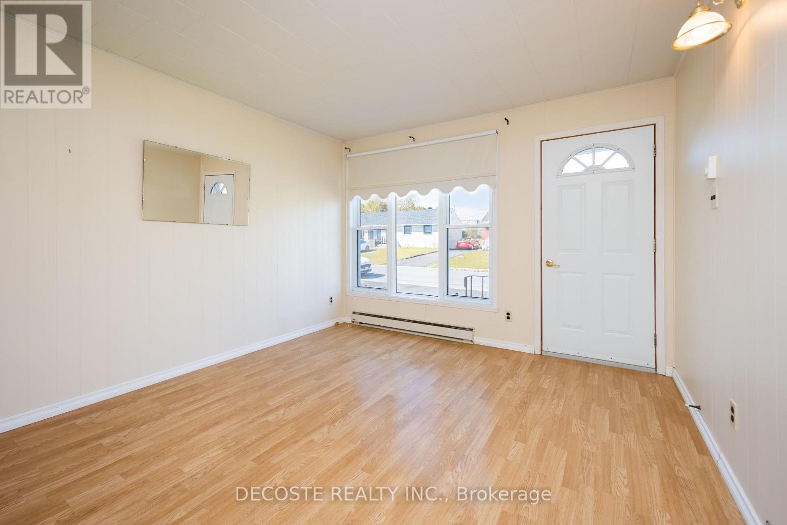 429 DOMINION STREET S - 8