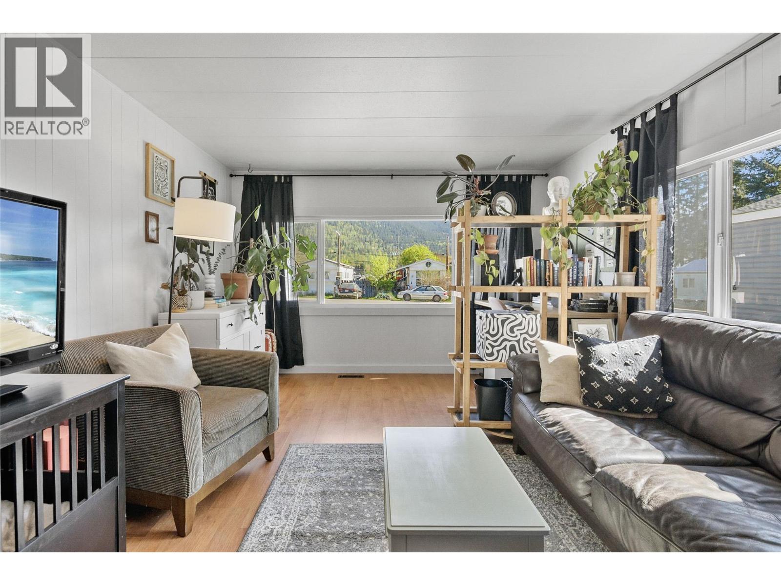 #5 606 Edward Street E - 15