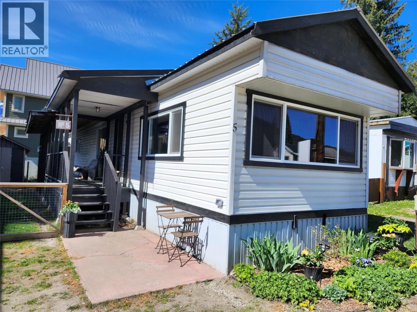 #5 606 Edward Street E - 1