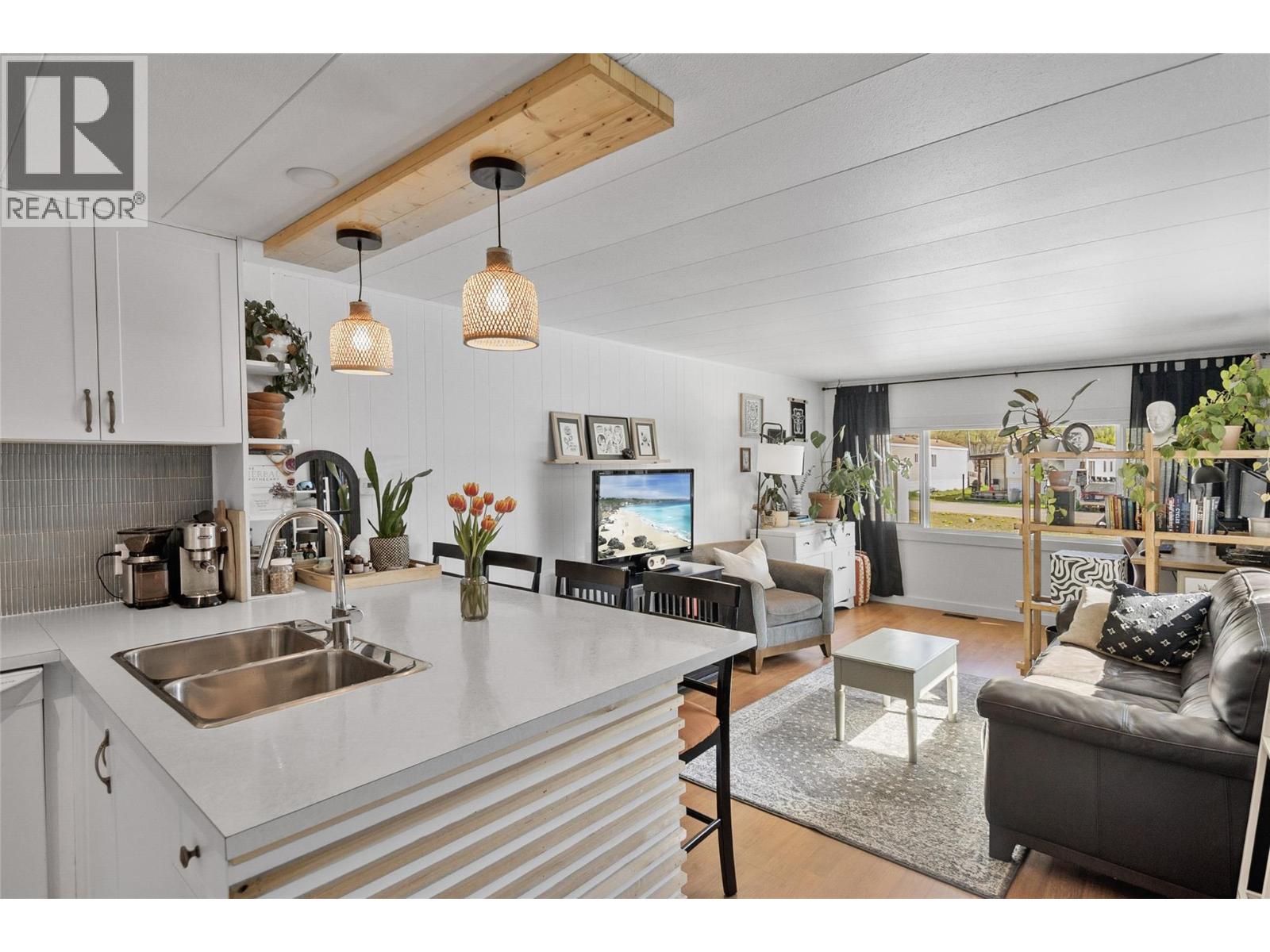 #5 606 Edward Street E - 12