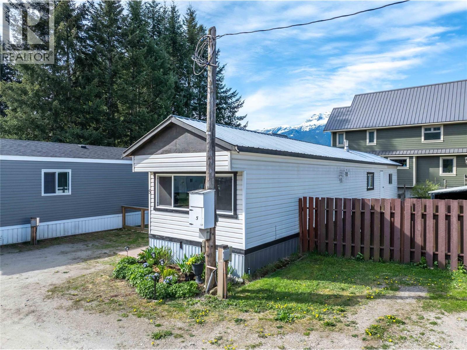 #5 606 Edward Street E - 45