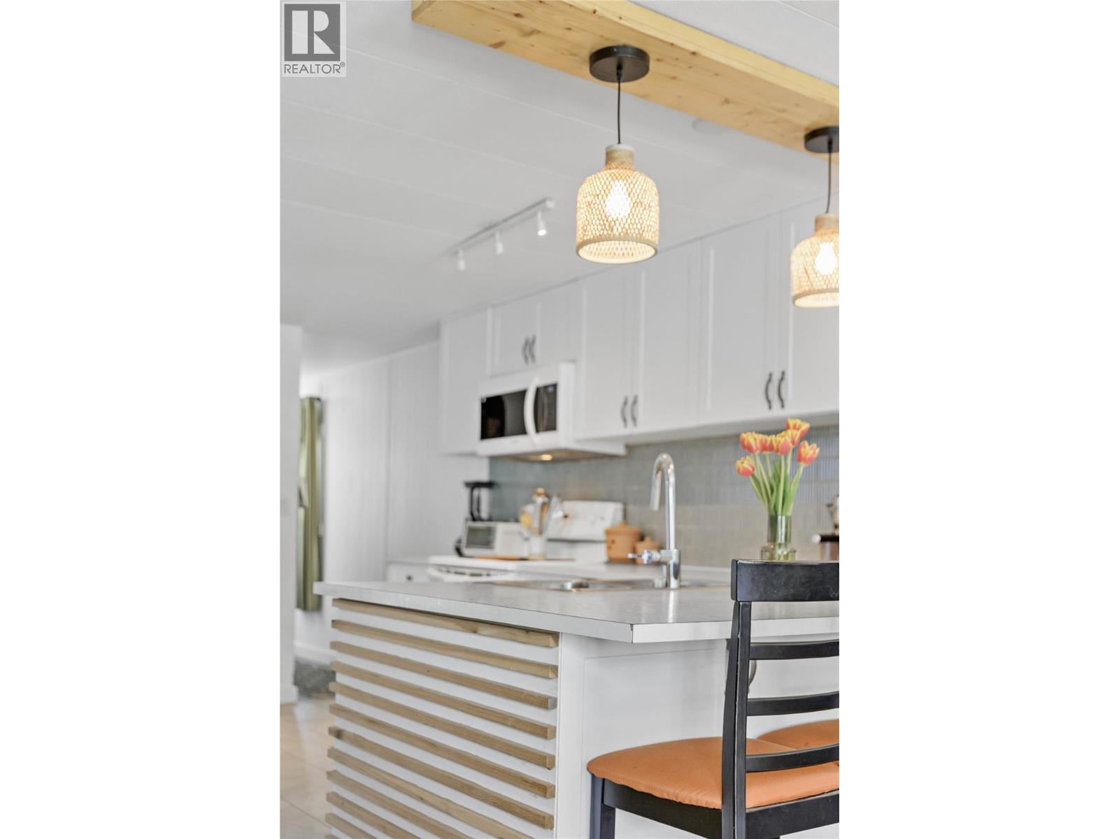 #5 606 Edward Street E - 25