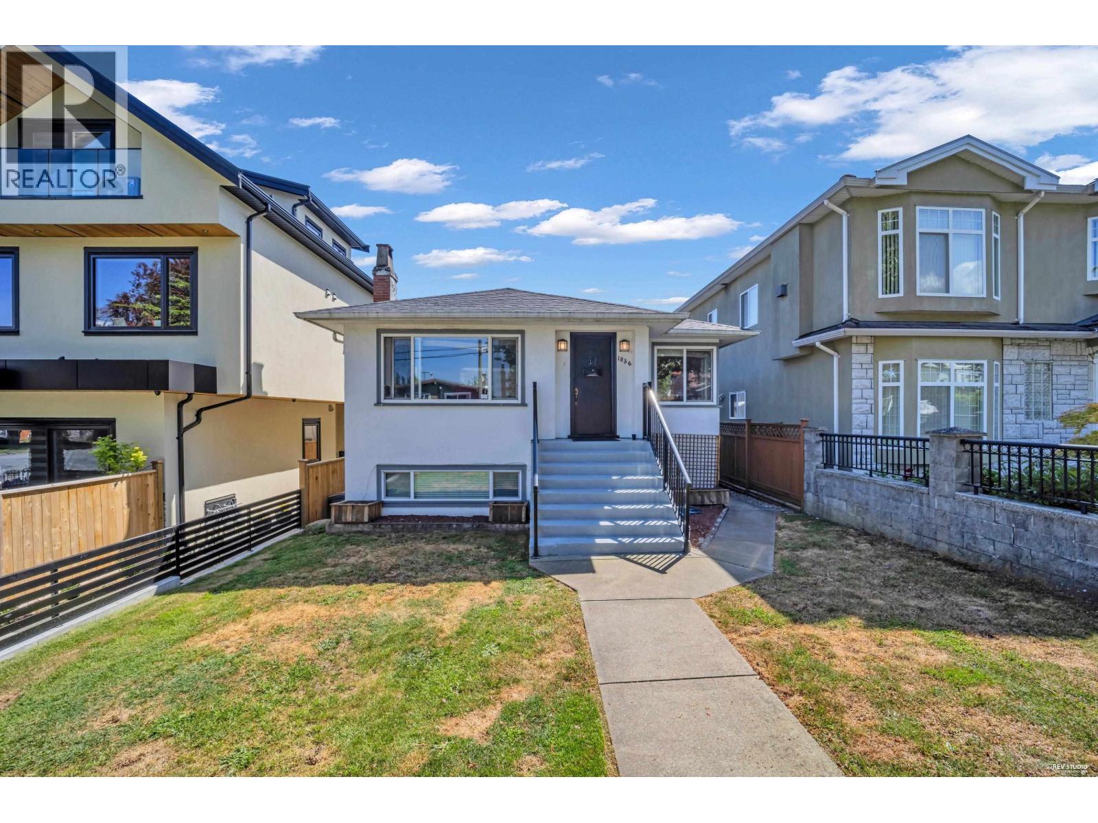 1036 NOOTKA STREET — photo 2