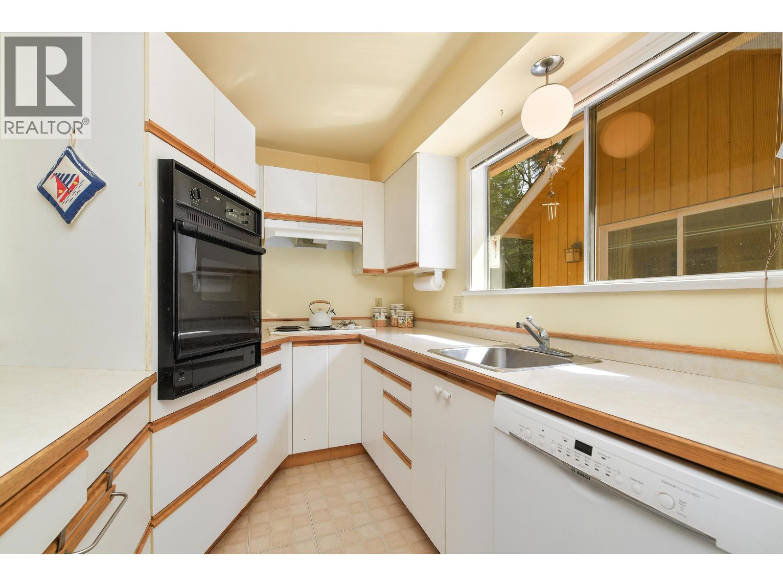 552 CLUB CRESCENT, Mayne Island