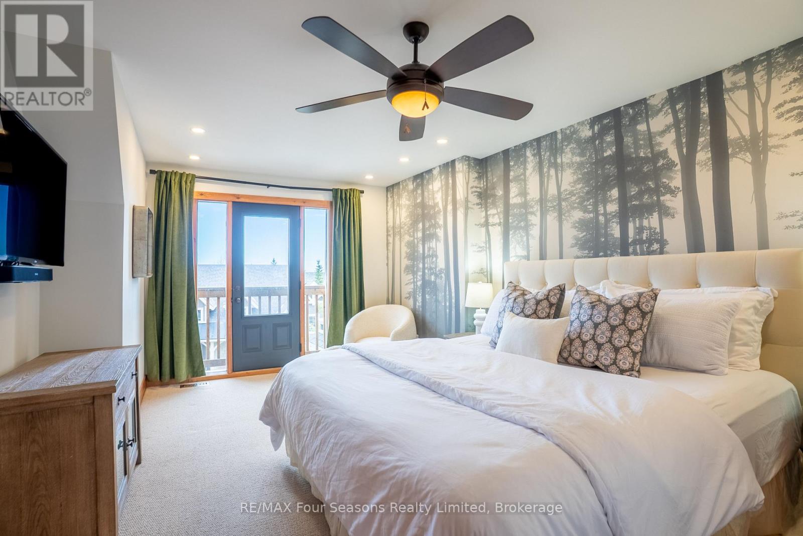 141 VENTURE BOULEVARD - 21