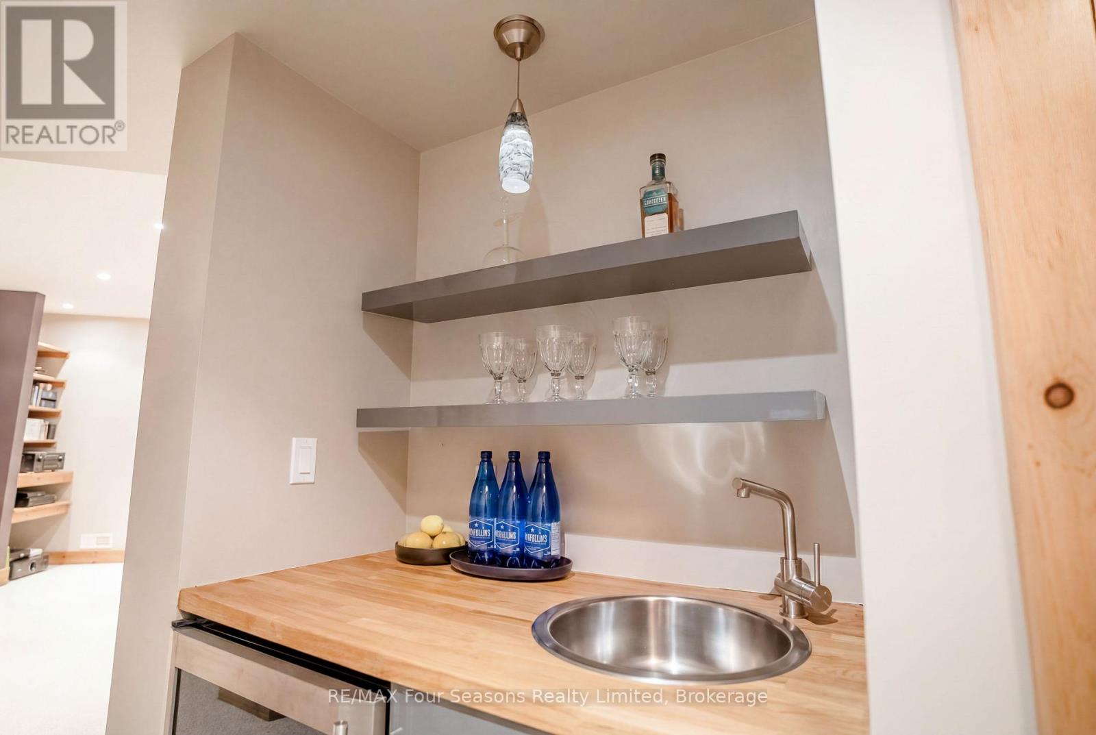 141 VENTURE BOULEVARD - 34