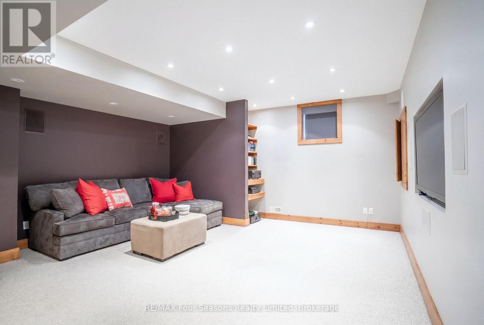 141 VENTURE BOULEVARD - 35