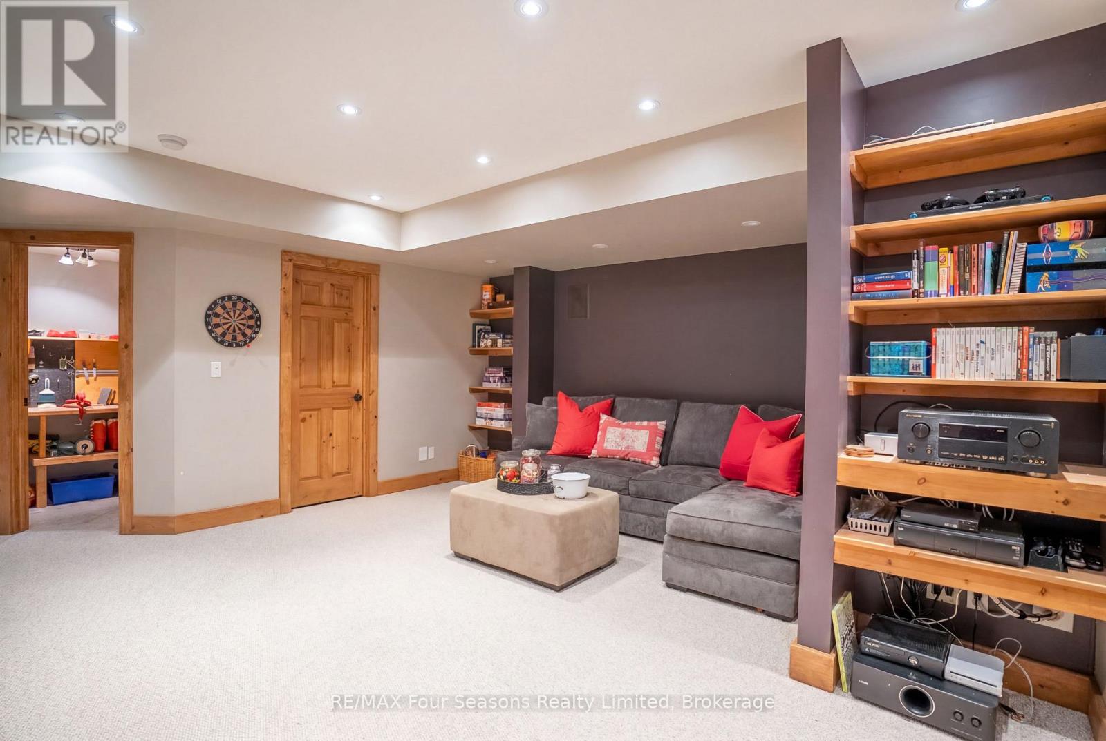 141 VENTURE BOULEVARD - 36