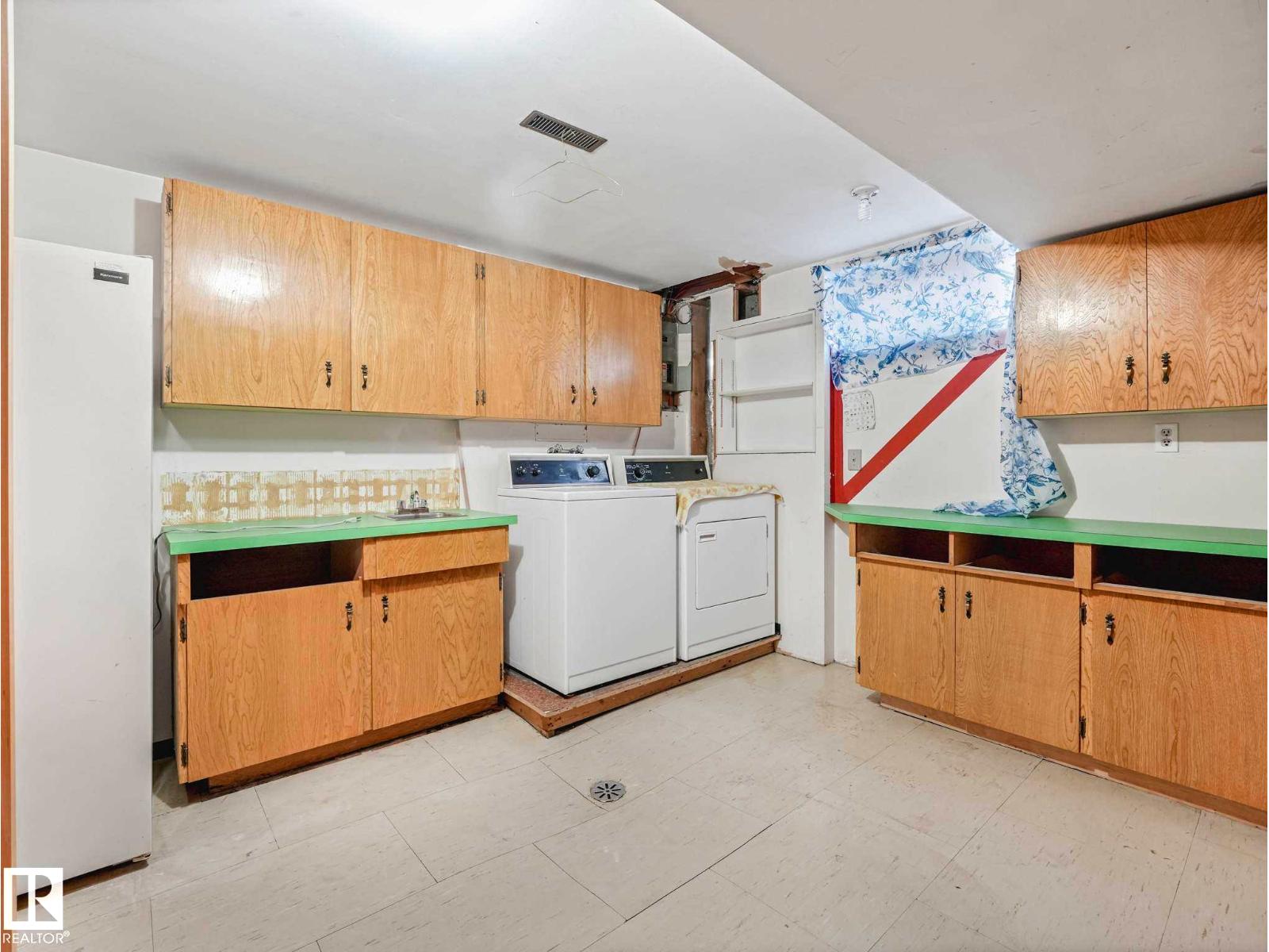 34 CAMELOT AV — photo 47