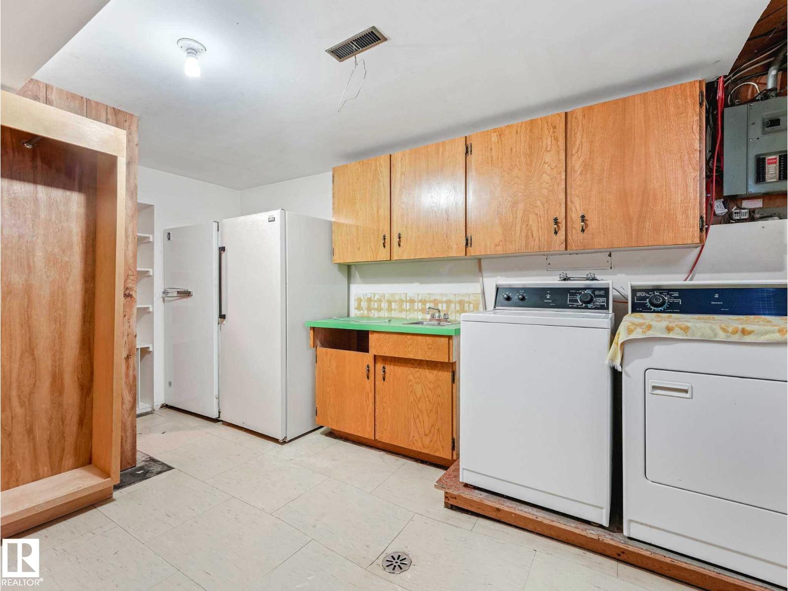 34 CAMELOT AV — photo 49