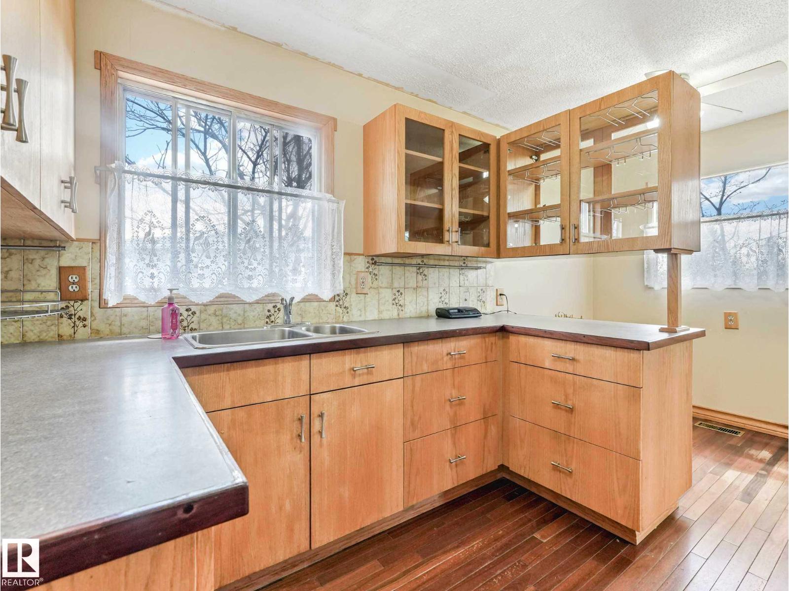 34 CAMELOT AV — photo 20