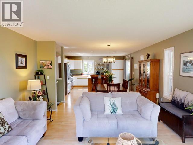 3280 CARIBOO AVE - 14