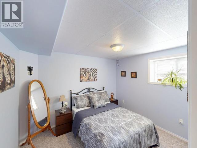 3280 CARIBOO AVE - 36