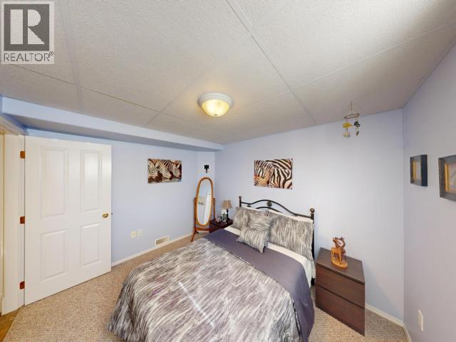3280 CARIBOO AVE - 35