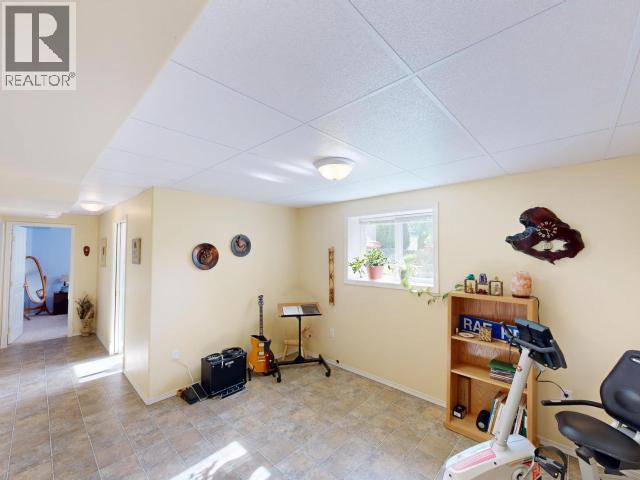 3280 CARIBOO AVE - 32