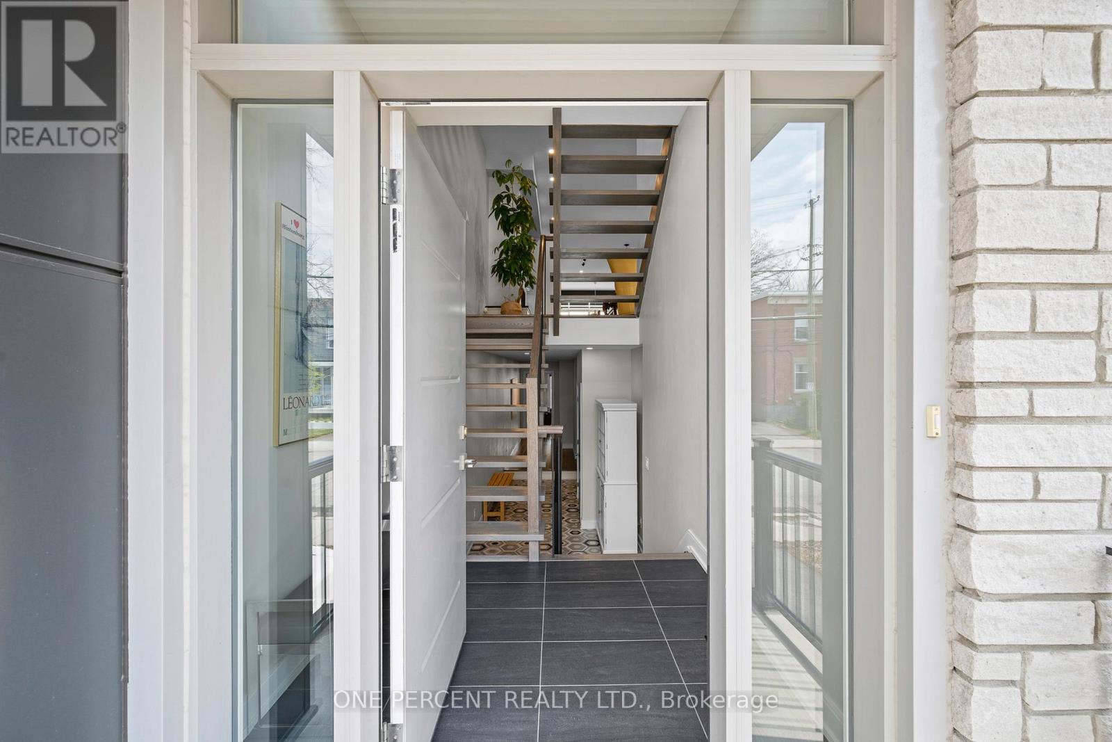 91 HAMILTON AVENUE N - 3