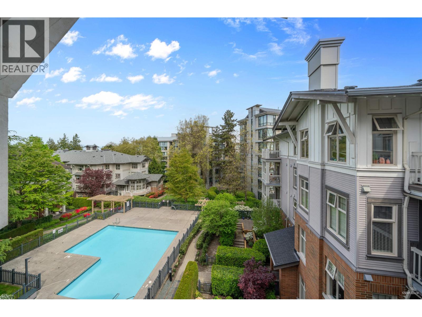 404 4883 MACLURE MEWS
